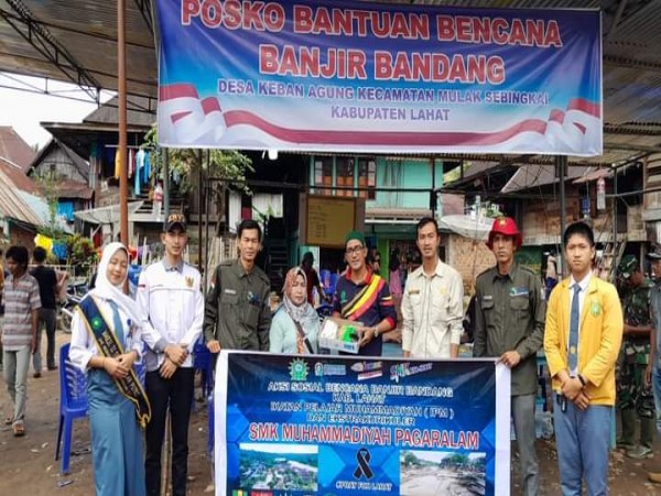 Serah Terima Bantuan ke Posko Bantuan Bencana Banjir Bandang Desa Keban Agung Kec Mulak Sebingkai Kab Lahat