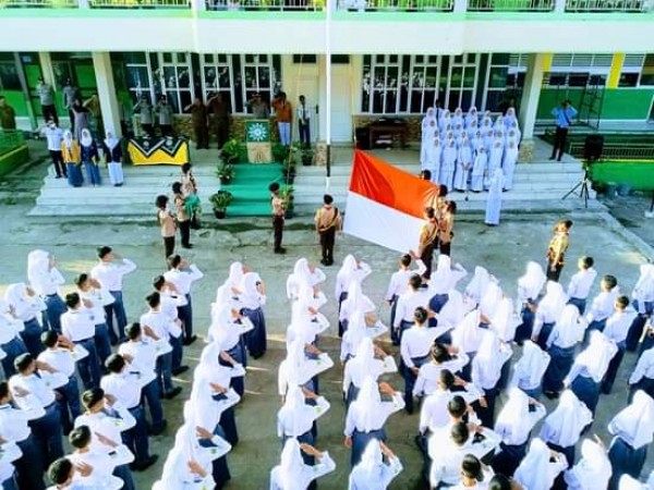 WUJUD KEHADIRAN POLISI DI SEKOLAH SMK MUHAMMADIYAH, PERSONIL POLRESTA PAGARALAM PIMPIN UPACARA.