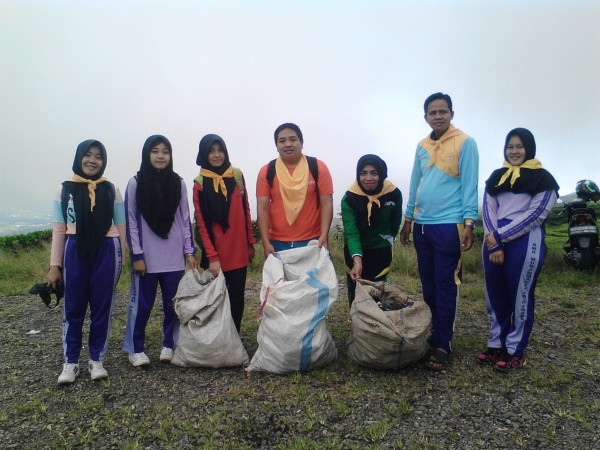 BAKTI SOSIAL PMR DI GUNUNG GARE