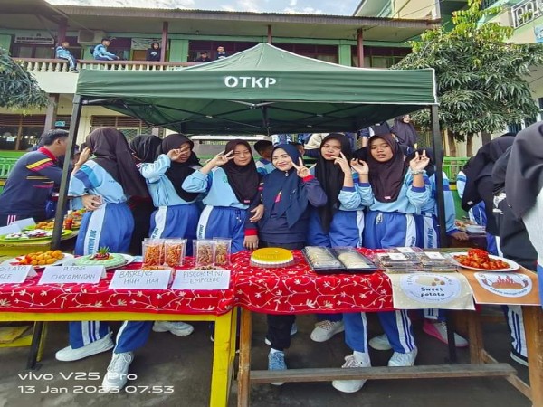 Bazzar makanan hasil karya siswa SMK Muhammadiyah Pagaralam