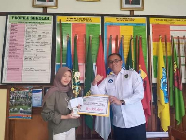 PENYERAHAN HADIAH KEPADA SISWI BERPRESTASI