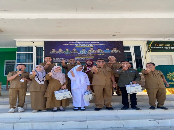 PEMBERIAN REWARD  DARI BANK MINI SMK MUHAMMADIYAH UNTUK NASABAH YANG RAJIN MENABUNG