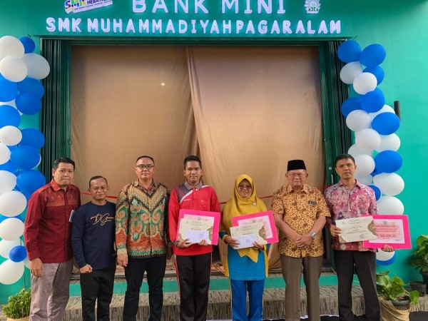 DALAM RANGKA HARI GURU NASIONAL KEPALA SMKM MEMBERIKAN PENGHARGAAN KEPADA GURU AKTIF, GURU BERKARYA, DAN SISWA BERKARYA