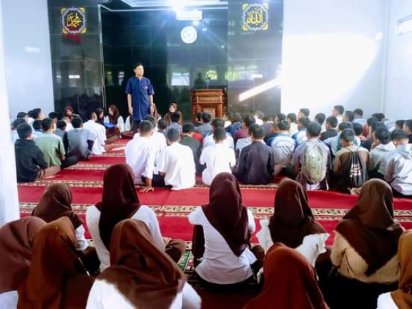 Jumat berkah diisi dengan kegiatan muhadaroh