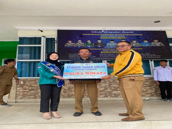 PEMBERIAN REWARD UNTUK SISWA BERPRESTASI JUARA UMUM JURUSAN FARMASI