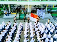 WUJUD KEHADIRAN POLISI DI SEKOLAH SMK MUHAMMADIYAH, PERSONIL POLRESTA PAGARALAM PIMPIN UPACARA.